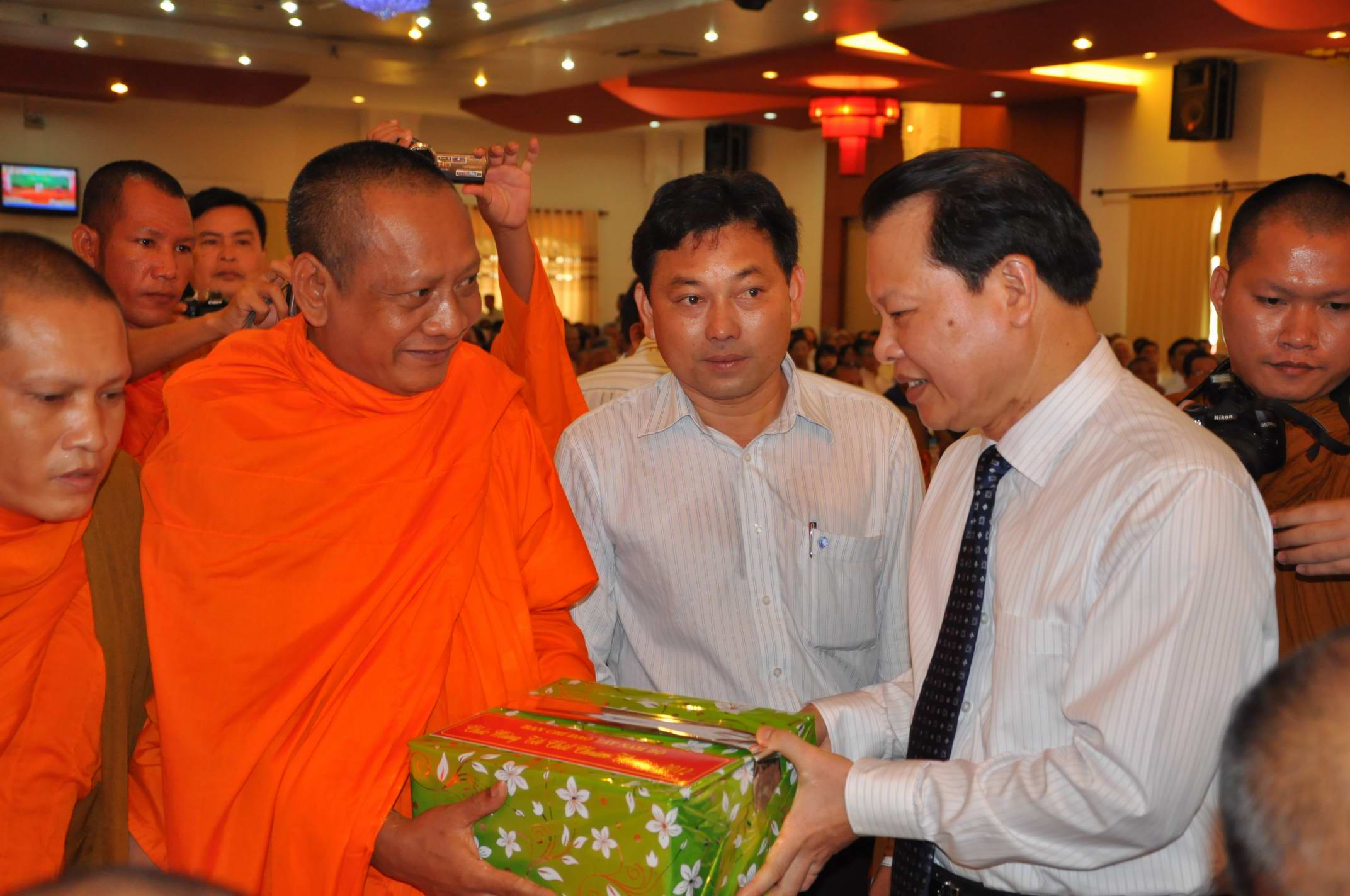 ឧបនាយករដ្ឋមន្ត្រីវៀតណាម លោក Vu Van Ninhផ្ញើសារលិខិត អំណោយដល់ចំពោះប្រជាពលរដ្ឋជនជាតិខ្មែរក្នុងឱកាសចូលឆ្នាំថ្មី