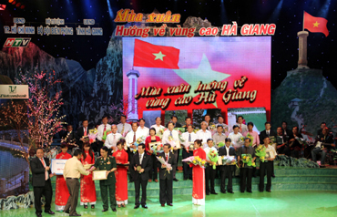 បញ្ជាការដ្ឋានកងទ័ពការពារព្រំដែនវៀតណាមជួបប្រាស្រ័យជាមួយគណះប្រតិភូបណ្ដាមេភូមិរបស់ខេត្ត Ha Giang