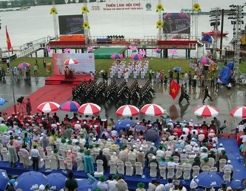 សន្និសីទពន្លឿនវិនិយោគអភិវឌ្ឈន៏ដំបន់វាលសណ្ដទន្លេ CUU LONG