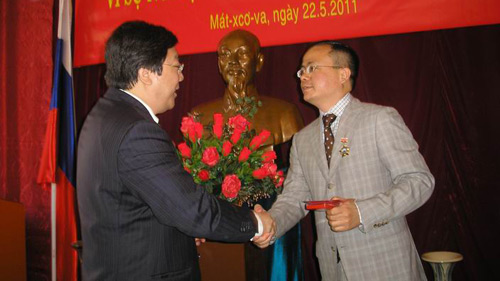 ប្រគល់ជូនមេដាយ​អនុស្សាវរីយ៏៖“ដើម្បីបុព្វហេតុការពារអធិបតេយ្យភាពសមុទ្រ កោះ”