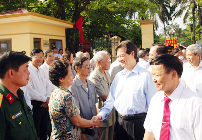 នាយករដ្ឋមន្ត្រីវៀតណាម Nguyen Tan Dung ជួបប្រាស្រ័យជាមួយអ្នកបោះឆ្នោតទីក្រុង​ Hai Phong