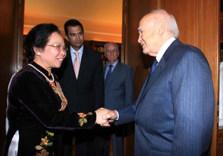 អនុប្រធានរដ្ឋវៀតណាមNguyen Thi Doan មកសម្ដែងការគួសមប្រធានាធិបតីក្រិក Karolos  Papoulias