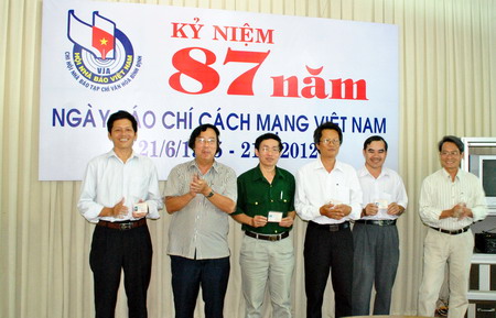 បណ្ដាសកម្មភាពរំលឹកខួបអនុស្សាវរីយ៍ទិវាកាសែតបដិវត្តន៍វៀតណាម