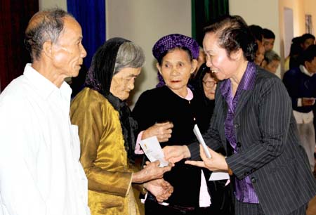 អនុប្រធានរដ្ឋវៀតណាម Nguyen Thi Doan ទៅសាកសួសុខទុកបណ្ដាគ្រួសារគោលនយោបាយនៅខេត្ត Quang Tri