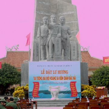 គណះកម្មាធិការបក្ស ទីបញ្ជាការដ្ឋាន កងយោធ​ភូមិភាគ៥ប្រគល់ជូននិងដាក់ជើងពានធុបនៅស្តុបរំលឹក​វិញ្ញាណក្ខ័ណ្ឌកងទ័ព​Hoang Sa