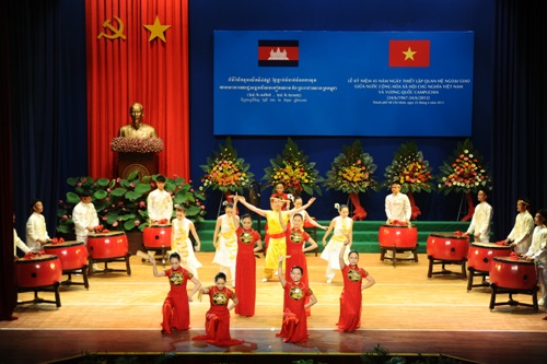 គណៈប្រតិភូនៃគណៈកម្មាធិការកិច្ចការបរទេសរដ្ឋសភាវៀតណាមដំណើរទស្សនកិច្ចនៅកម្ពុជា