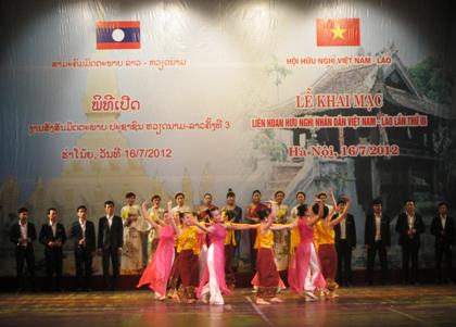 ជំនួបមុខរវាងប្រជាពលរដ្ឋឡាវចំនួន ១៤ នាក់ក្នុងក្របខ័ណ្ឌនៃមហោស្រពមវៀតណាម-ឡាវលើកទី ៣