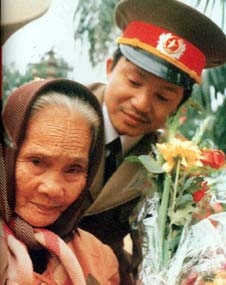 បណ្តារូបភាពវីរះអ្នកម្តាយវៀតណាមរបស់អ្នកកាសែតTran Hong