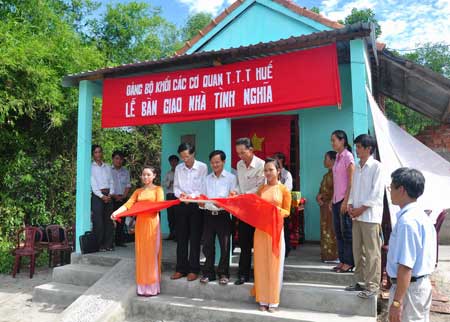 ប្រសិទ្ធភាពដើមដំបូងរបស់កម្មវិធីជួយឧត្ថម្ភគ្រួសារក្រីក្រអំពីផ្ទះ​នៅរបស់រដ្ឋាភិបាលមានអត្ថន័យនយោបាយ-សង្គម​ធំធេញ