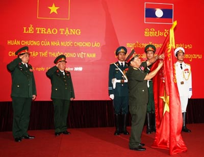 ពិធីប្រគល់ប្រគល់គ្រឿងឥស្សរិយយស Isala ទី ១ ជូនថ្នាក់ដឹកនាំនៃក្រសួងការពារប្រទេសវៀតណាម