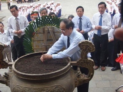 ឧបនាយករដ្ឋមន្ត្រី Nguyen Thien Nhan ទៅអុចធុបនៅឈាបនដ្ឋានជាតិ Truong Son