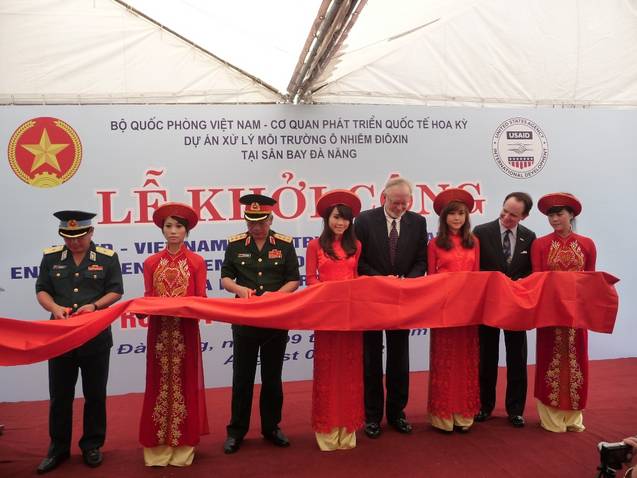 បើការដ្ឋានសាងសងគំរោងការណ៍ដោះស្រាយបរិស្ថានបំពុលជាតិកីមីពុល dioxin នៅតំបន់អាកាសយានដា្ឋន Da Nang