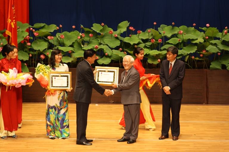 ពិធីប្រគល់គ្រឿងឥស្សរិយយសរបស់វៀតណាមនិងឡាវជូនបណ្ដាសមូហភាពបុគ្គល