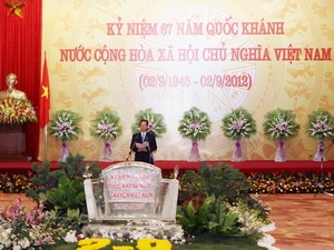 នាយករដ្ឋមន្ត្រីវៀតណាម Nguyen Tan Dung ទទួលបណ្តាអង្គទូតក្នុងឱកាសទិវាបុណ្យជាតិ