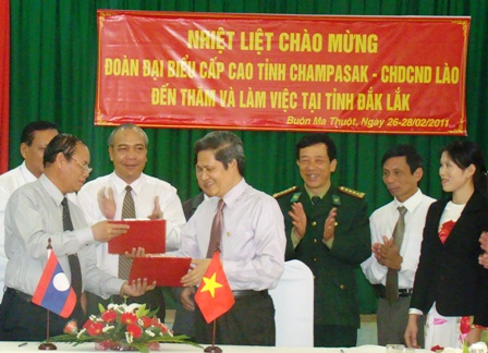 គណះប្រតិភូជាន់ខ្ពស់ខេត្តChampasak(ឡាវ)ទៅទស្សនានិង​បំពេញការងារនៅខេត្ត Dak lak