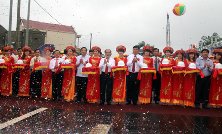 ពិធីកាត់​ខ្សែបូ​ដាក់អោយ ដំណើការស្ពាន Ben Thuy 2