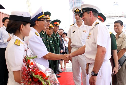 មេបញ្ជាការកងទ័ពជើងទឹកនូវែលហ្យេឡង់មកទស្សកិច្ចនិងធ្វើការងារនៅវៀតណាម