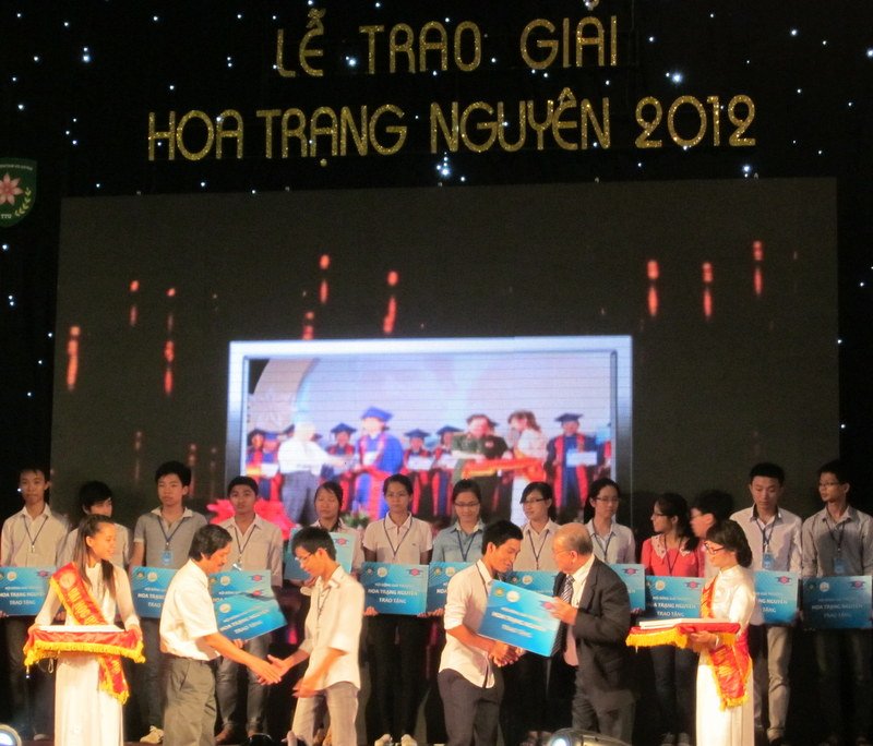 ពិធី​ប្រគល់ជូនរង្វាន់ផ្កា​ Trang  Nguyen ឆ្នាំ២០១២