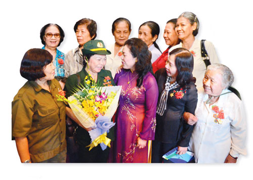 ជំនួបមុខប្រពៃណីក្រុមយុវជនស្ម័គ្រចិត្តរំដោះរដ្ឋធានីហាណូយឆ្នាំ ១៩៥៤