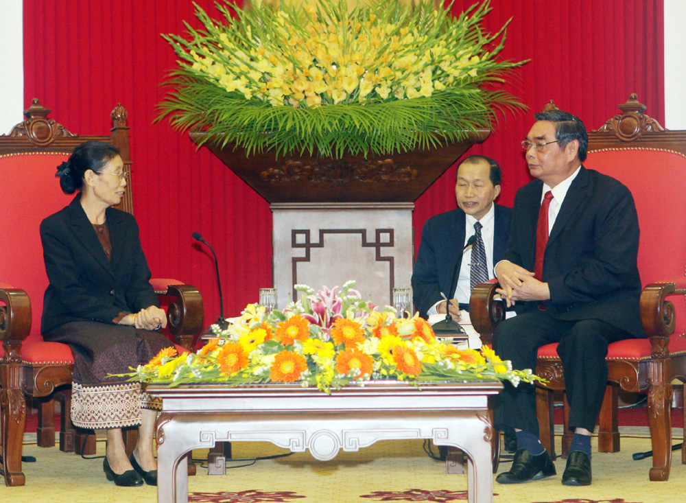 សមាជិកការិយាល័យនយោបាយ Le Hong Anh ទទួលជួបសន្ទនាជាមួយគណៈប្រតិភូគណៈកម្មាធិការមជ្ឃឹមរណសិរ្សកសាងប្រទេសជាតិឡាវ