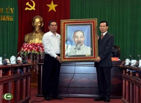 លោក Le Hong Anh សមាជិក​ការិយាល័យនយោបាយជួបធ្វើការជាមួយថ្នាក់ដឹកនាំ​ខេត្ត Ha Giang