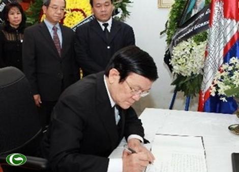 ប្រធានរដ្ឋវៀតណាមទៅដាក់កម្រង់ផ្កា គោរពព្រះ​វិញ្ញាណក្ខន្ធ ​ព្រះករុណាព្រះបាទ​សម្តេចនរោត្តមសីហនុ