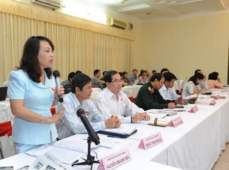 សមាជិកសភាវៀតណាមពិភាក្សាអំពីសេចក្ដីព្រាងធ្វើវិសោធនកម្ម រដ្ឋធម្មនុញ្ញឆ្នាំ ១៩៩២