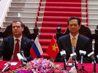 នាយករដ្ឋមន្ត្រី Nguyen Tan Dung បានជួបចរចារជាមួយនាយករដ្ឋមន្ត្រីរុស្ស៊ី។