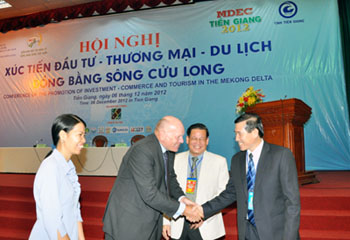 សន្និសីទ“ពន្លឿនការវិនិយោគពាណិជ្ជកម្មទេសចរណ៍តំបន់វាលទំនាប់ទន្លេ Cuu Long”