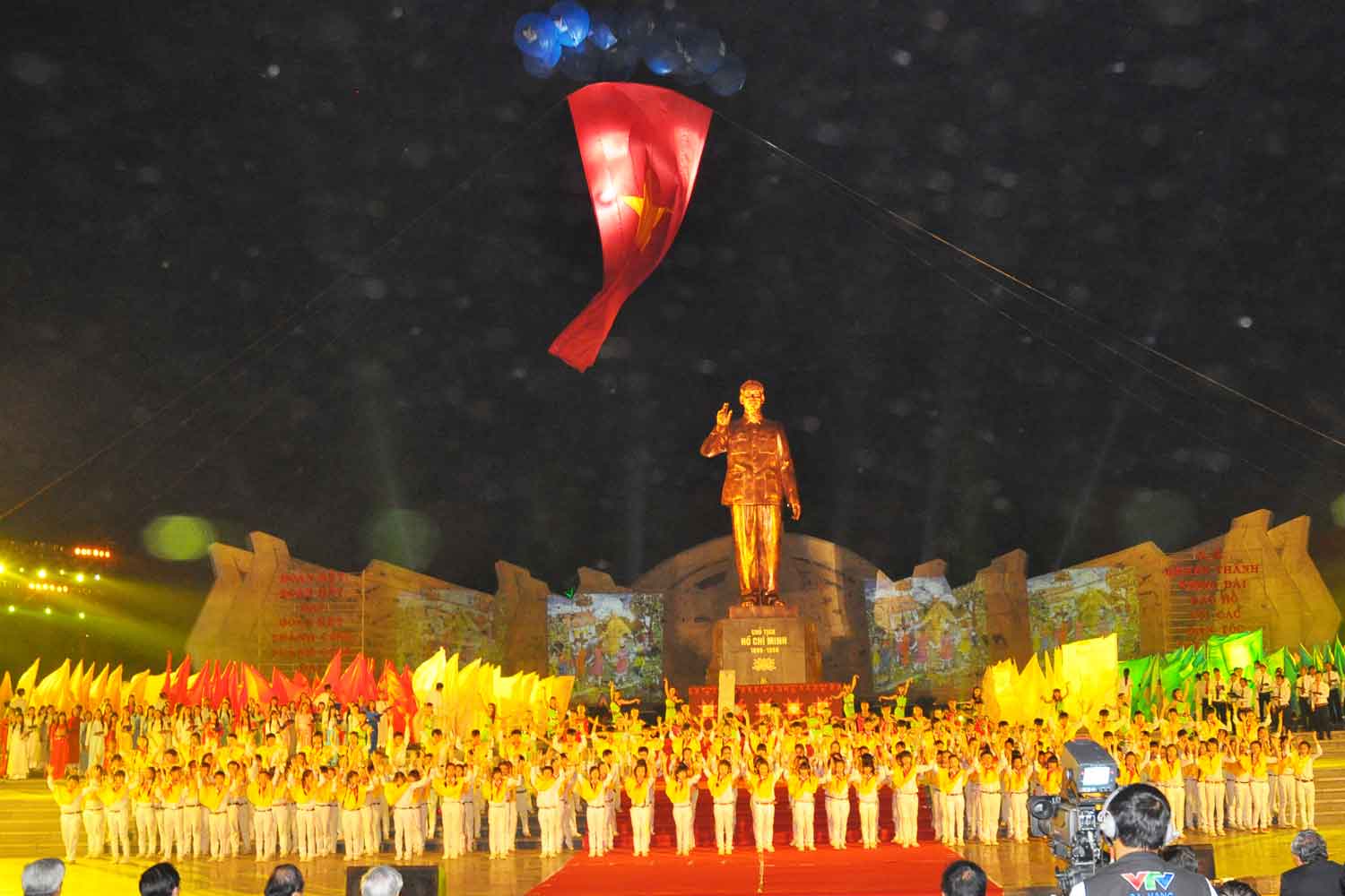 ពិធីបើកសម្ពោធន៍​ស្ដូបលោកប្រធានហូជីមិញ​ជាមួយ​បណ្ដា​​ជនជាតិ​​ Tay Nguyen