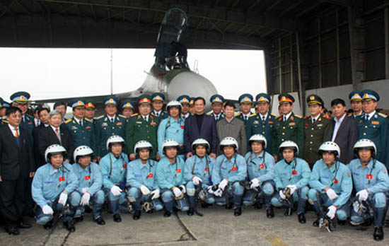 នាយករដ្ឋមន្ត្រី Nguyen Tan Dung ទៅបំពេញការងារនៅកងវរសេនាធំ ទ័ពជើងអាកាសលេខ ៩២៣