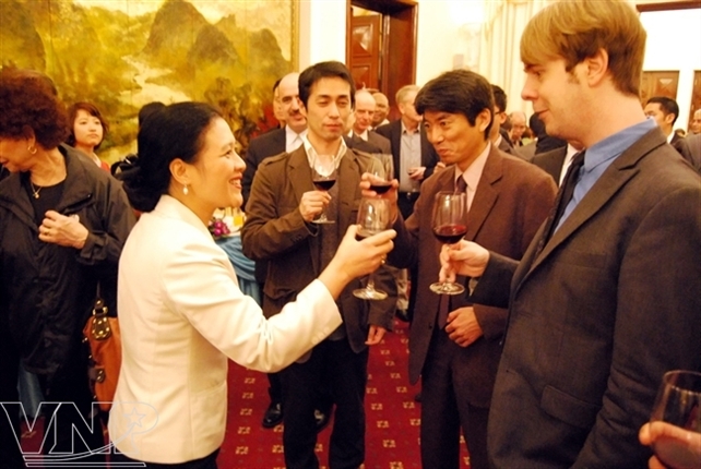 បណ្ដាអ្នកយកព័ត៍មាន សា្ថប័នសារព័ត៍មាននៅឯបរទេសជាស្ពានតភ្ជាប់វៀតណាមនិងពិភពលោក