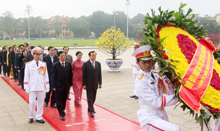 ថ្នាក់ដឹកនាំបក្ស រដ្ឋ ចូលក្នុងប្រាំងដំកល់សព្វគោរពវិញ្ញណក្ខ័ណ្ឌលោកប្រធានហូជីមិញ