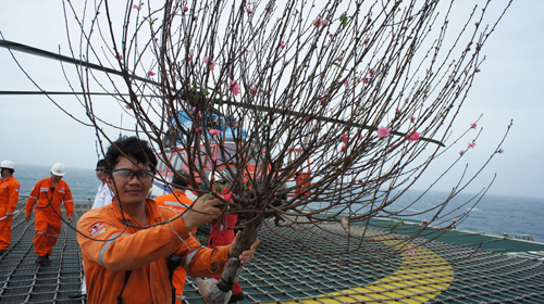 បរិយាកាសបុណ្យតេតនៅរោងចក្រចម្រាញ់ប្រេង Dung Quat