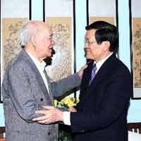 ប្រធានរដ្ឋ Truong Tan Sang អញ្ជើញទៅសាកសួរសុខទុក្ខ និងជូនពរឆ្នាំថ្មីចំពោះបណ្ដាអ្នកវិទ្យាសាស្ត្រ