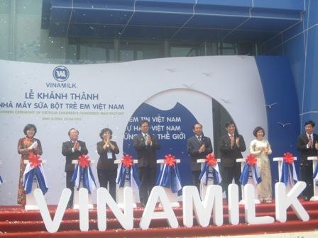 នាយករដ្ឋមន្ត្រី Nguyen Tan Dung អញ្ជើញចូលរួមពិធីបើកសម្ពោធន៍រោងចក្រទឹកដោះគោម្សៅសំរាប់កុមារ