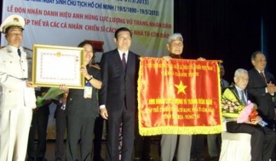 ប្រធានរដ្ឋវៀតណាមប្រគល់ជូនប្រសិទ្ធិនាមវីរជនកងកម្លាំងប្រដាប់អាវុធប្រជាជនសំរាប់យុទ្ធជនបដិវត្តន៍ដែលត្រូវជាប់គុកនៅពន្ធនាគារ Con Dao