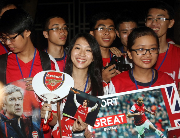 បណ្ដាអ្នកគាំទ្រវៀតណាមស្វាគមន៍បណ្ដាកីឡាករ Arsenal  មកដល់វៀតណាម