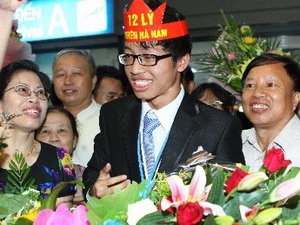 ពិធីទទួលជួបសន្ទនាជាមួយក្រុមសិស្សានុសិស្សវៀតណាមចូលរួមការប្រឡង Olympic រូបវិទ្យា អន្តរជាតិ ឆ្នាំ ២០១៣