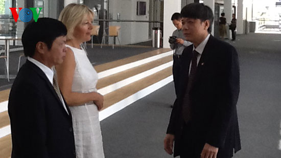 ក្រុមការងារនៃវិទ្យុសម្លេងវៀតណាមបំពេញការងារនៅស្ថានីយ៍ វិទ្យុសម្លេងអន្តរជាតិអាល្លឺម៉ង