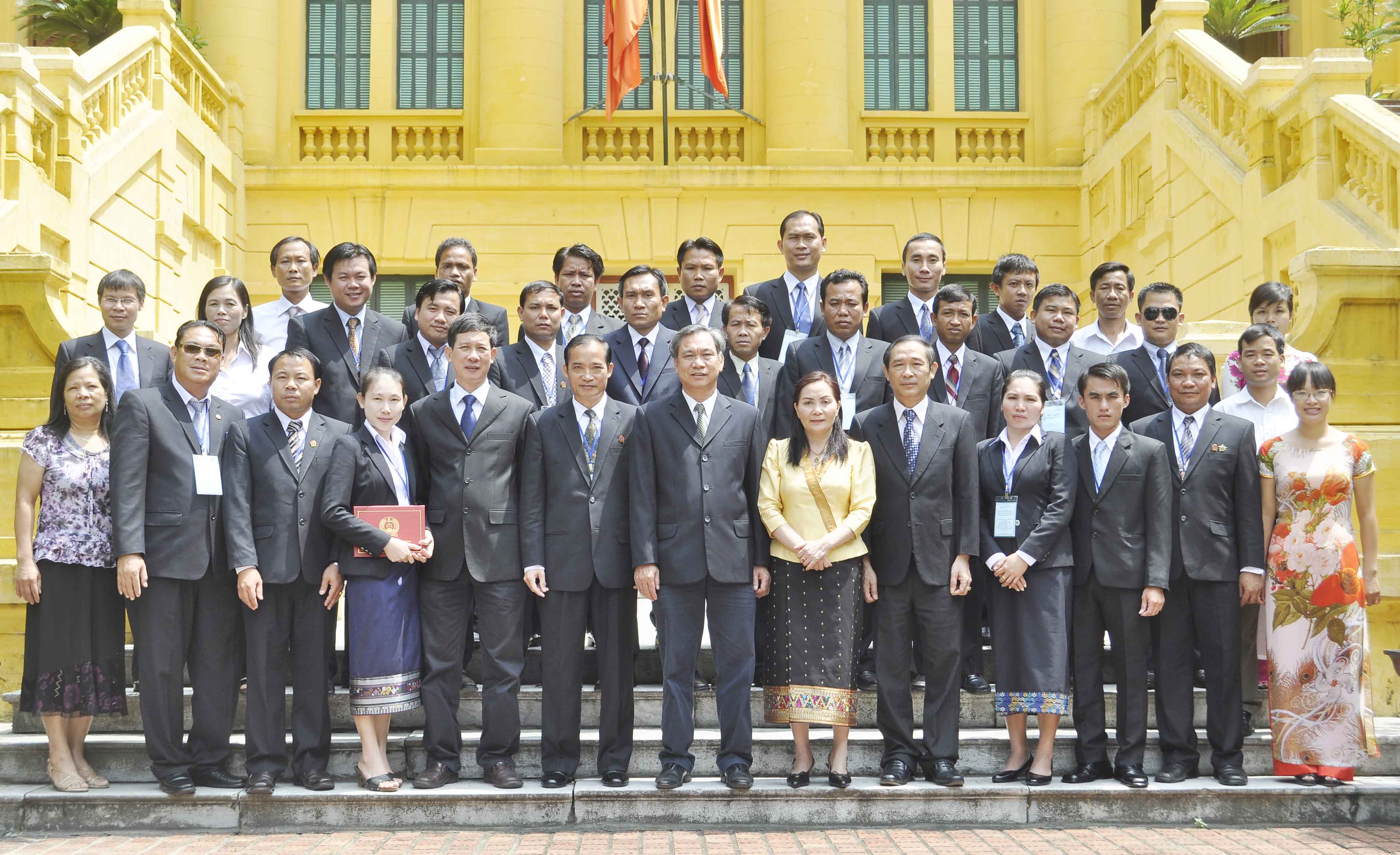 បំប៉ន់ជំនាញសំរាប់កម្មាភិបាលបក្សប្រជាជនបដិវត្តន៍ឡាវ