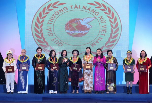 សមូហភាពនិងបុគ្គលចំនួន១៥បានទទួលរង្វាន់នារីវៀតណាមឆ្នាំ២០១៣