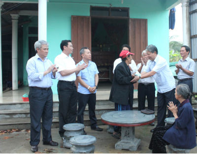 បណ្ដាស្ថាប័នអង្គភាពអាជីវកម្មបន្តជួយឧបត្ថម្ភប្រជាជននៅភាគកណ្ដាលវៀតណាមជំនះពុះពារលើផលវិបាកនៃខ្យល់ព្យុះ