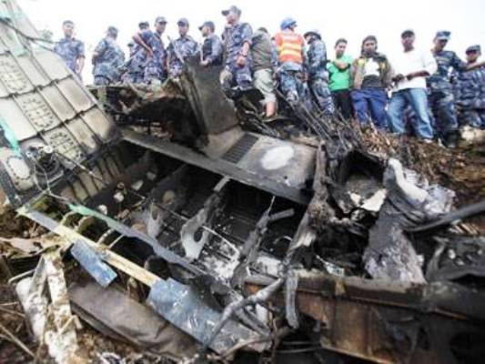 ថ្នាក់ដឹកនាំវៀតណាមចែករំលែកទុក្ខជាមួយថ្នាក់ដឹកនាំឡាវអំពីគ្រោះថ្នាក់អាកាសចរណ៍នៅឡាវ