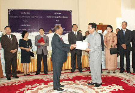 រដ្ឋសភាវៀតណាមជួយឧបត្ថម្ភជាអង្ករជិត១បាន់តោនប្រជាជនកម្ពុជា