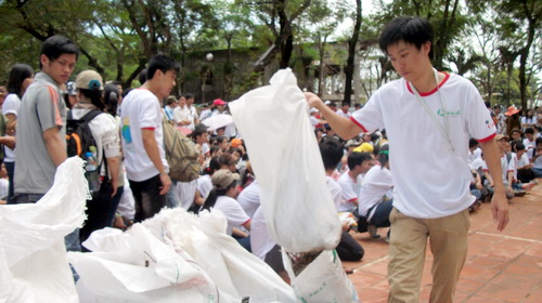 និស្សិតធ្វើសកម្មភាពដើម្បីអនាគតរុងរឿងនិងសុវត្ថិភាពសម្រាប់តំបន់ឆ្នេរសមុទ្រវៀតណាម