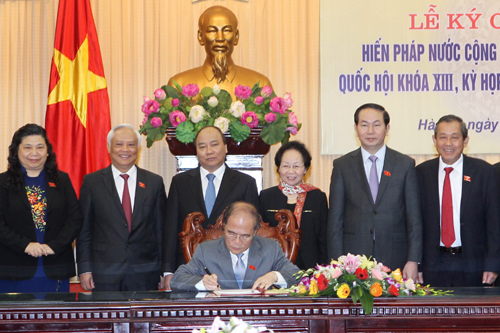 ប្រធានរដ្ឋសភាវៀតណាមចុះហត្ថលេខាជាលាយល័ក្សអក្សរទៅលើរដ្ឋធម្មនុញ្ញ