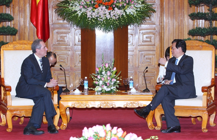 នាយករដ្ឋមន្ត្រី Nguyen Tan Dung ទទួលជួបសន្ទនាជាមួយប្រធានដំណាងគណះកម្មាធិការពាណិជ្ជកម្មអាមេរិក