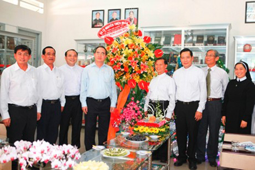 ប្រធានគណៈកម្មាធិការមជ្ឈឹមរណស្សិរមាតុភូមិវៀតណាមលោក Nguyen Thien Nhan ជូនពរបងប្អូនគ្រឹសសាសនិកនៅខេត្ត B