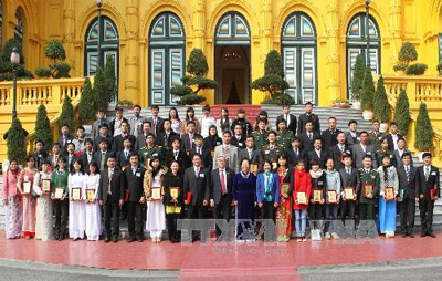 ការជួបមុខជាមួយអ្នកវវិទ្យាសាស្ត្រដែលដណ្តើមពានរង្វាន់រង្វង់ មាសឆ្នាំ ២០១៣